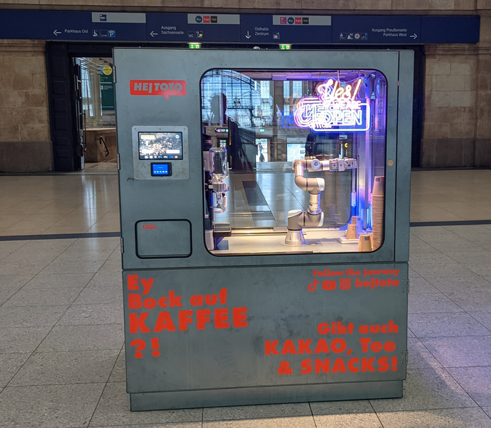 Kaffeeautomat mit Roboterarm im Leipziger Bahnhof, Nahansicht.