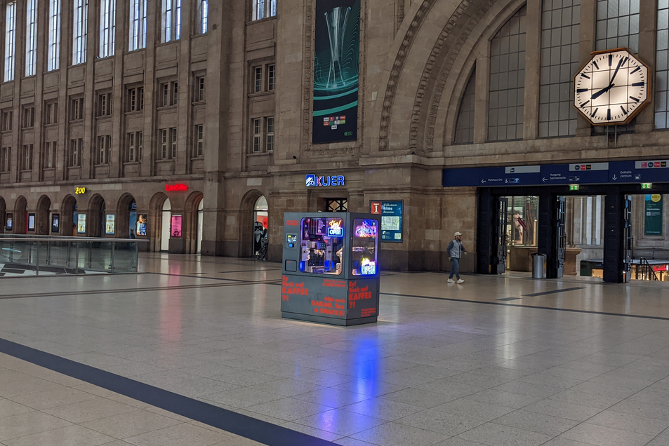 Kaffeeautomat mit Roboterarm im Leipziger Bahnhof.