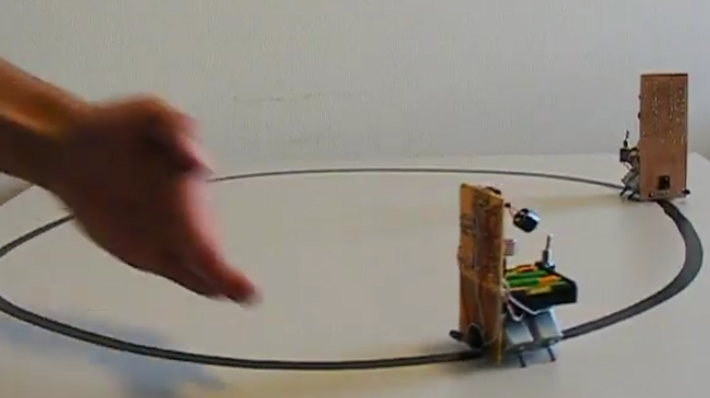 Schwarmvehikel, die eine Linie verfolgen k&ouml;nnen und auf das Auftauchen von Hindernissen reagieren.