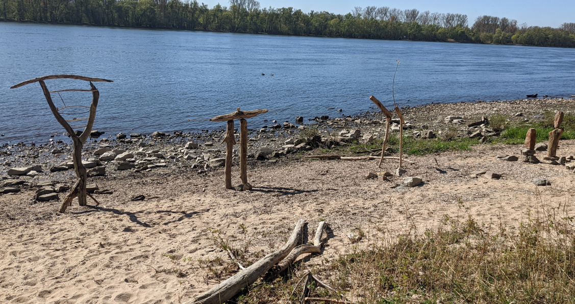 Skulpturen angefertigt aus vom Fluss angeschwemmten Dingen.