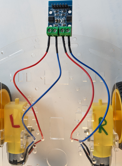 Verbinden der Anschlusskabel der Motore mit den Buchsen der Motortreiberplatine: Linker Motor rot, blau, rechter Motor rot, blau.