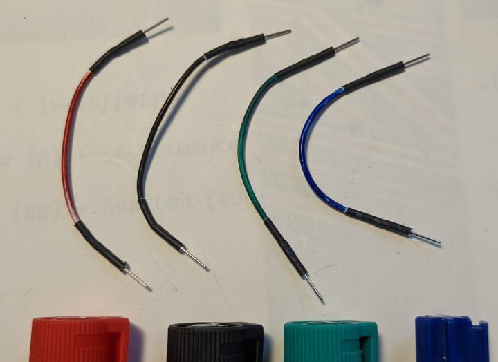 Eingefärbte Steckboard-Kabel von jeweils 7cm Länge.