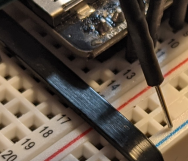 Stromversorgung (hier rotes Steckboard-Kabel) beim esp32cam unterbrochen.