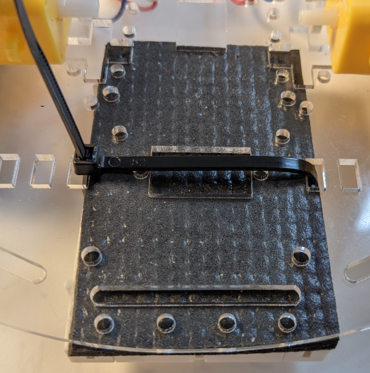 Fixieren Sie das Laborsteckboard auf dem Chassis wie im Bild zu sehen (Sicht von unten).