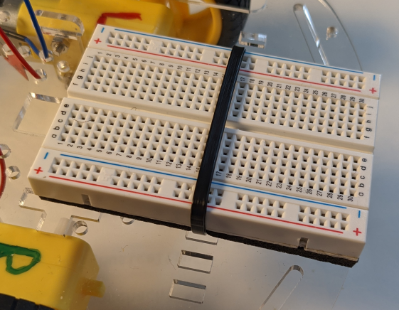 2. Schritt: Fixieren Sie das Laborsteckboard auf dem Chassis wie im Bild zu sehen (Sicht von oben).