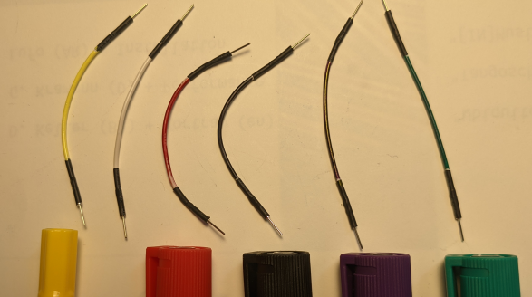 Sechs benötigte Steckboardkabel (eingefärbt).