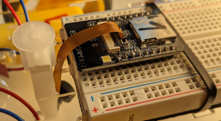 Einbau des ESP32-CAM Boards und der Kamera, der Gipskartondübel dient als Halterung für die Kamera und wird in die sichtbare rechteckige Öffnung von oben eingesteckt.