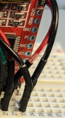 Paralleles Abgreifen der Stromversorgung für den Motortreiber (rotes und schwarzes Kabel).