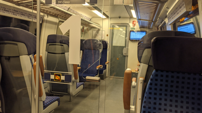 Blick in ein verwaistes Zugabteil.