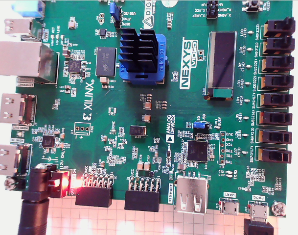 Das Board über die USB-Programmierschnittstelle mit dem PC verbunden.