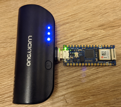 Minimalaufbau für eine mobile Erfassung von Beschleunigungsdaten: Arduino NANO 33 IoT mit integriertem WiFi und IMU-Sensor und eine kleine Powerbank.